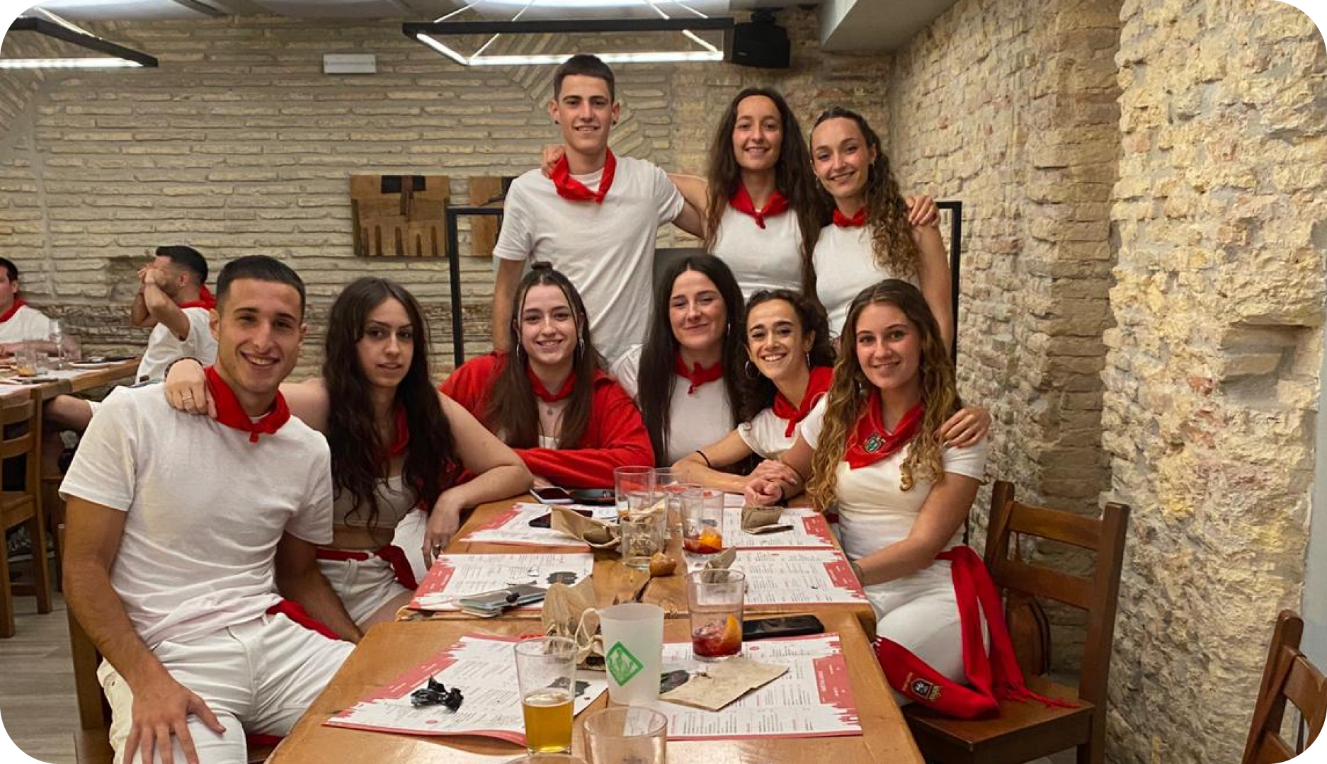 Fotografía de grupo en restaurante vestidos de San Fermines