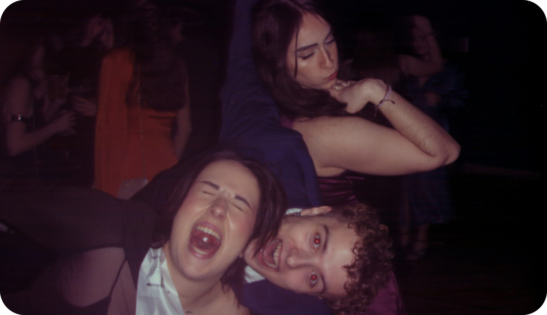 Fotografía de 3 amigos de fiesta vestidos elegantes haciendo el tonto